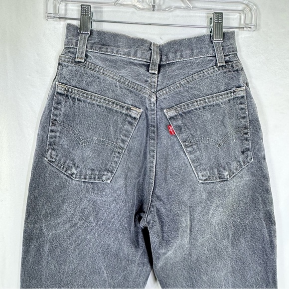 Levi’s Women’s Vintage 80’s High Rise Stonewashed Gray Button Fly Jeans - Picture 4 of 7